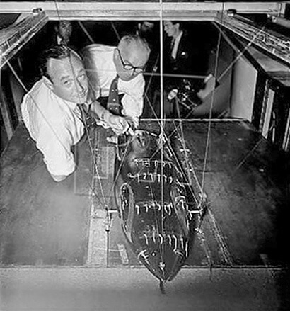 Donald Campbell with Leo Villa and a wind tunnel model of the 1960 BB