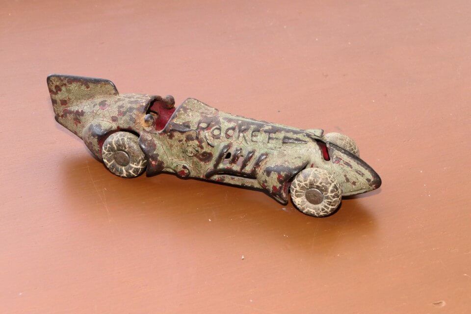 USA Kilgore. Cast Iron. Rubber tyres on nickel wheels. This, the largest of the three similar Kilgoretoys, has the word “Rocket” in raised script on the top 164mm