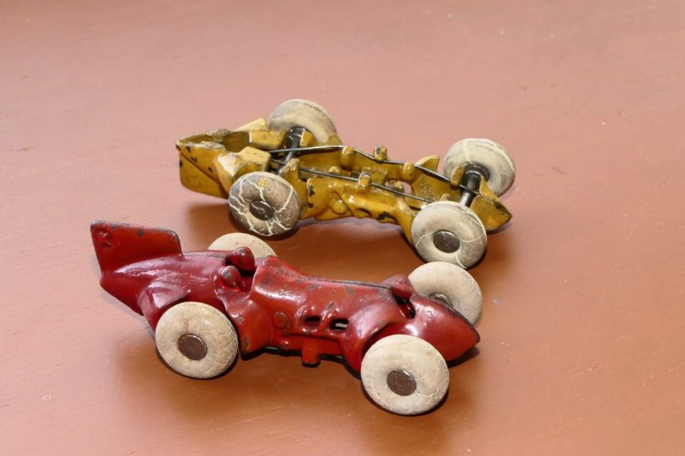 USA Kilgore Cast Iron Showing the clip holding together the two body halves and axles