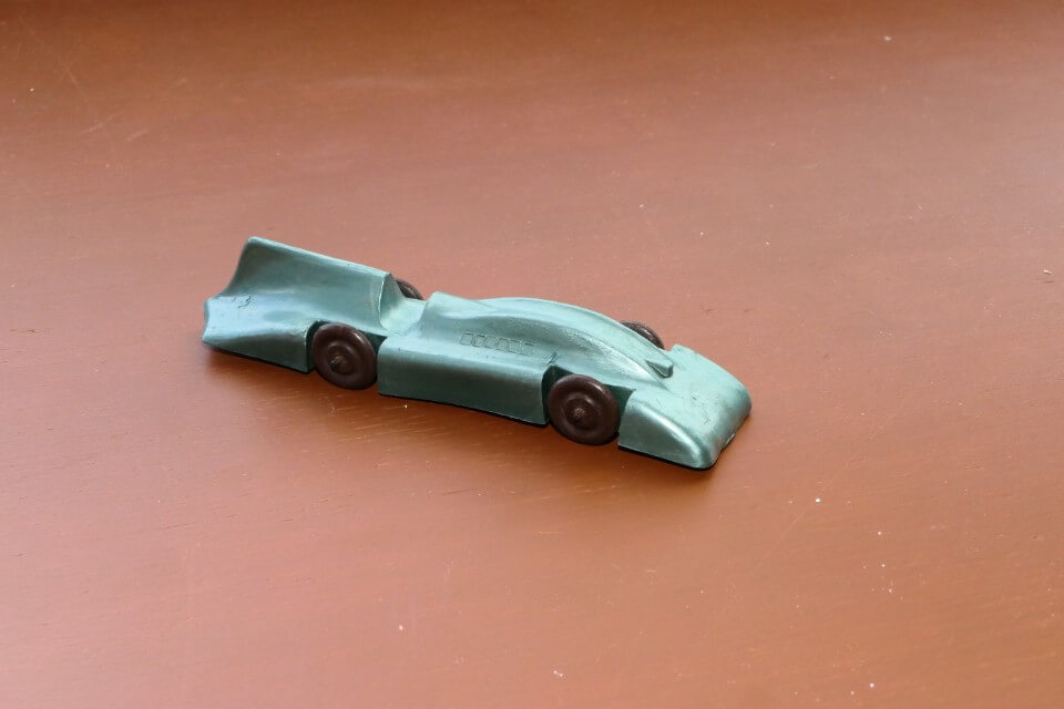 Unknown manufacturer. Plastic, moulded in various colours. No maker’s mark. Bakelite-wheels/tyres. 149mm