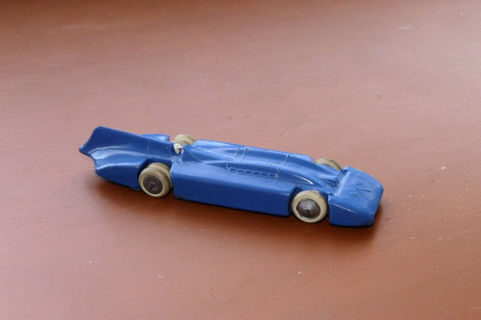 Marked “Made in England Britains Ltd” this is the first and much rarer version #1393 issued without the lift off body revealing the detailed chassis. The box specifies the record achieved as 276.8 mph. 162 mm
