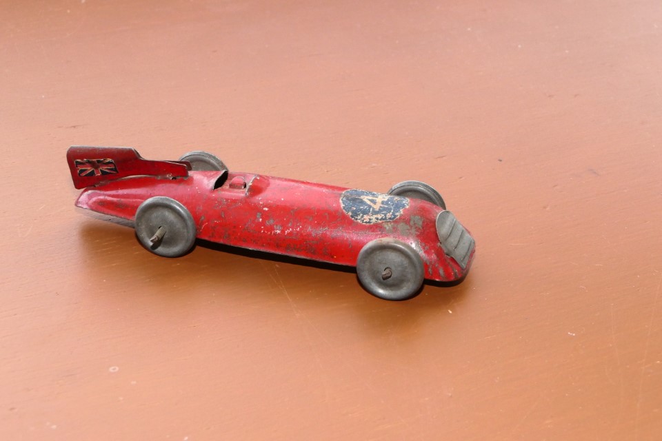 England ? Unknown Maker. Tin. No maker’s mark. Tin-wheels/tyres. 125mm