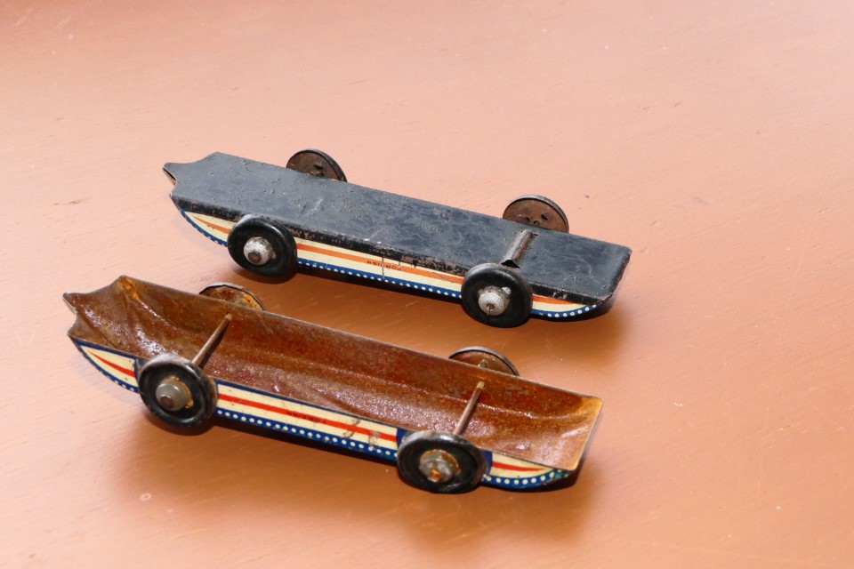 The underside view of the toys in fig. 75. I don’t know if the base plate is lost or if the toy was made like this.