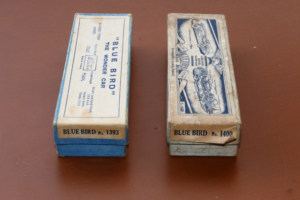 The two Britains BB boxes. Interestingly, the end view of No. 1400 shows a peeling corner. I have deliberately left this unglued as it shows that the label is stuck down over a No.1393 label. Undoubtedly the news that Campbell’s new 1935 LSR had exceed 300mph was exciting enough for Britains to rush out a newer version of the model with the beautifully detailed chassis.